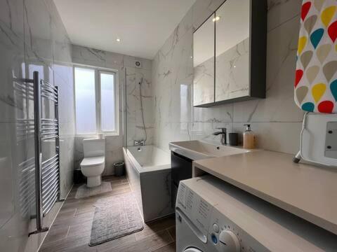 Appartamento Star London Finchley Road 3-Bed Escape With Garden Esterno foto